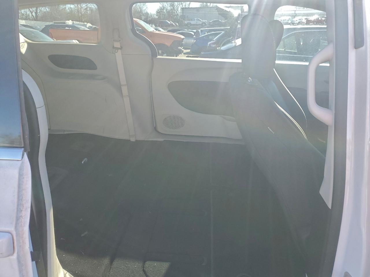 2023 CHRYSLER VOYAGER LX photo 10