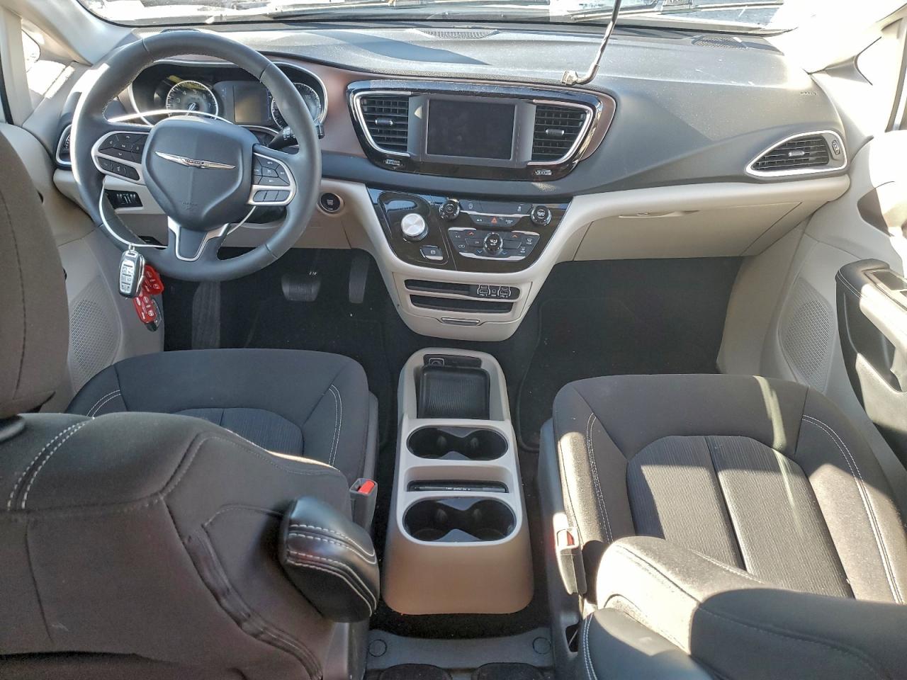 2023 CHRYSLER VOYAGER LX photo 8