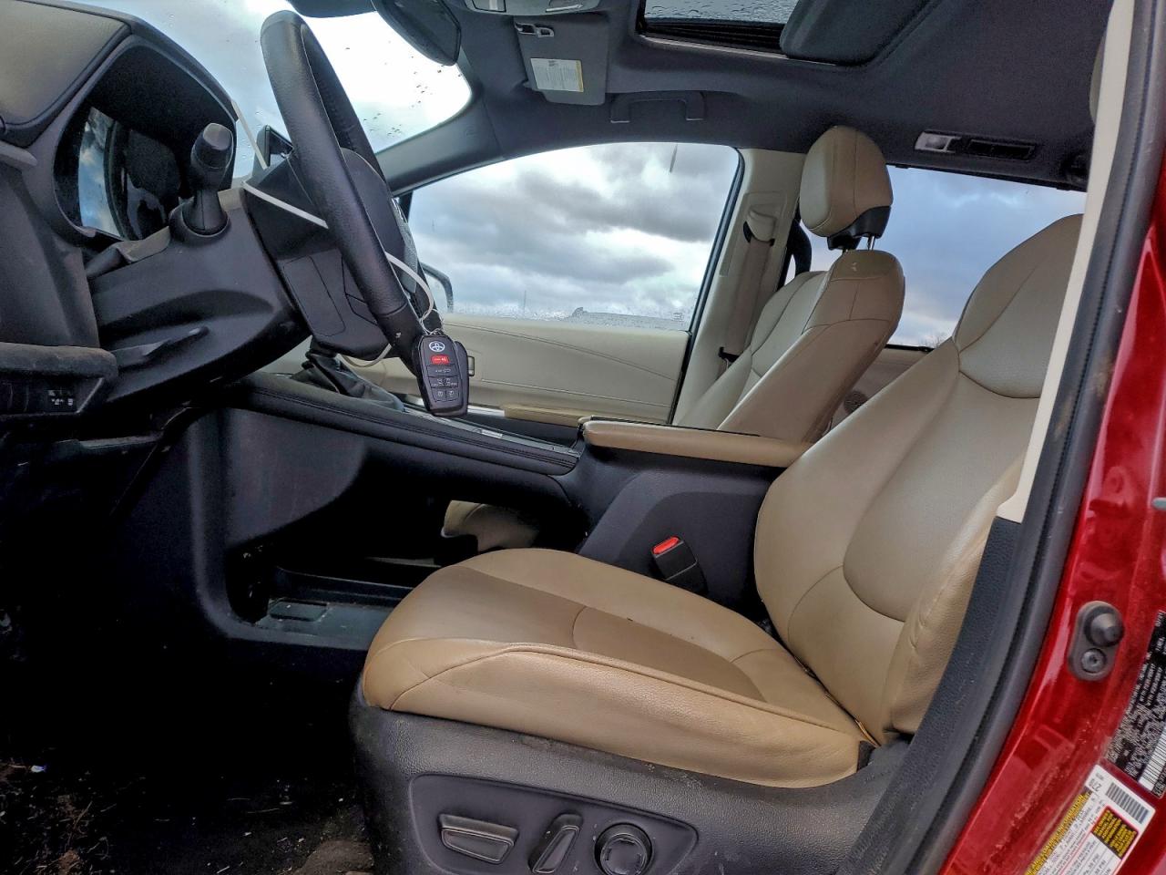 2021 TOYOTA SIENNA XLE photo 7