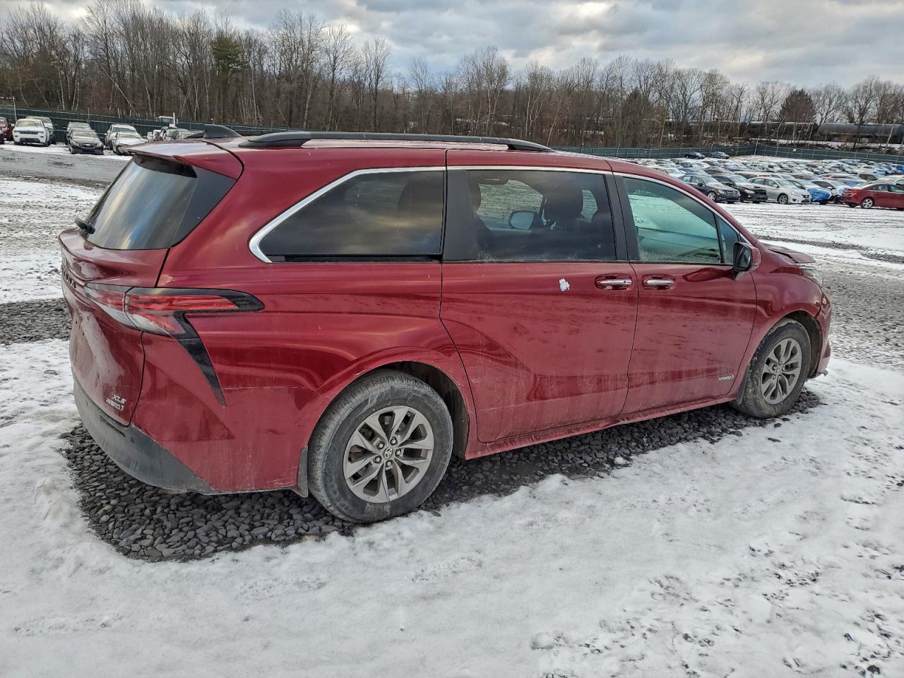 2021 TOYOTA SIENNA XLE photo 3