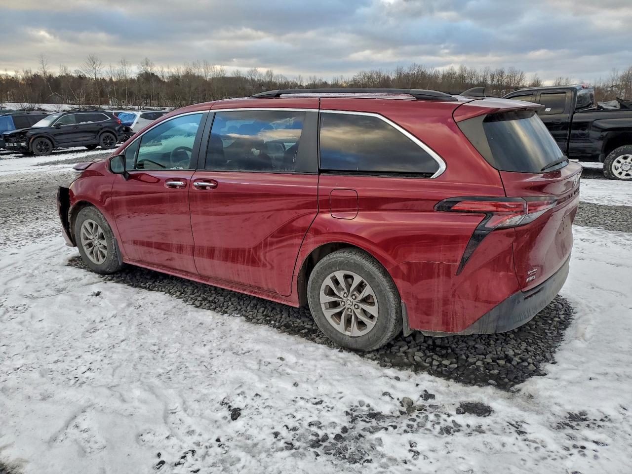 2021 TOYOTA SIENNA XLE photo 2