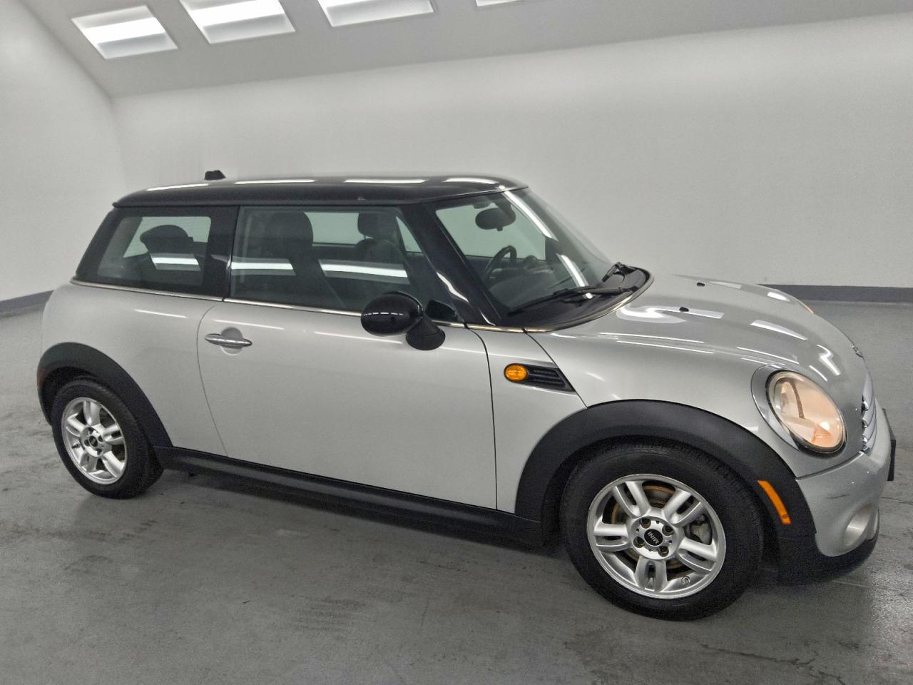 2011 MINI COOPER photo 4