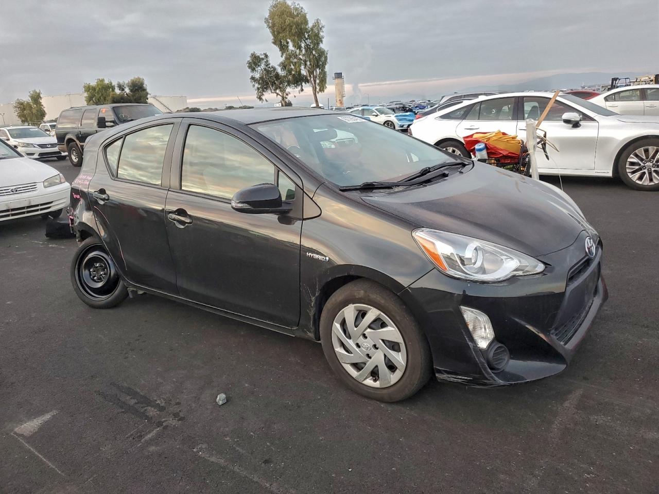 2015 TOYOTA PRIUS C photo 4
