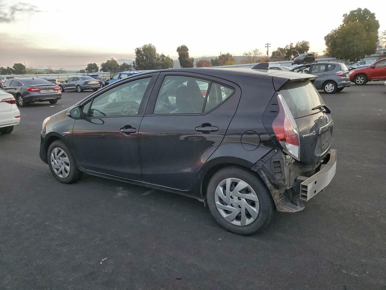 2015 TOYOTA PRIUS C photo 2