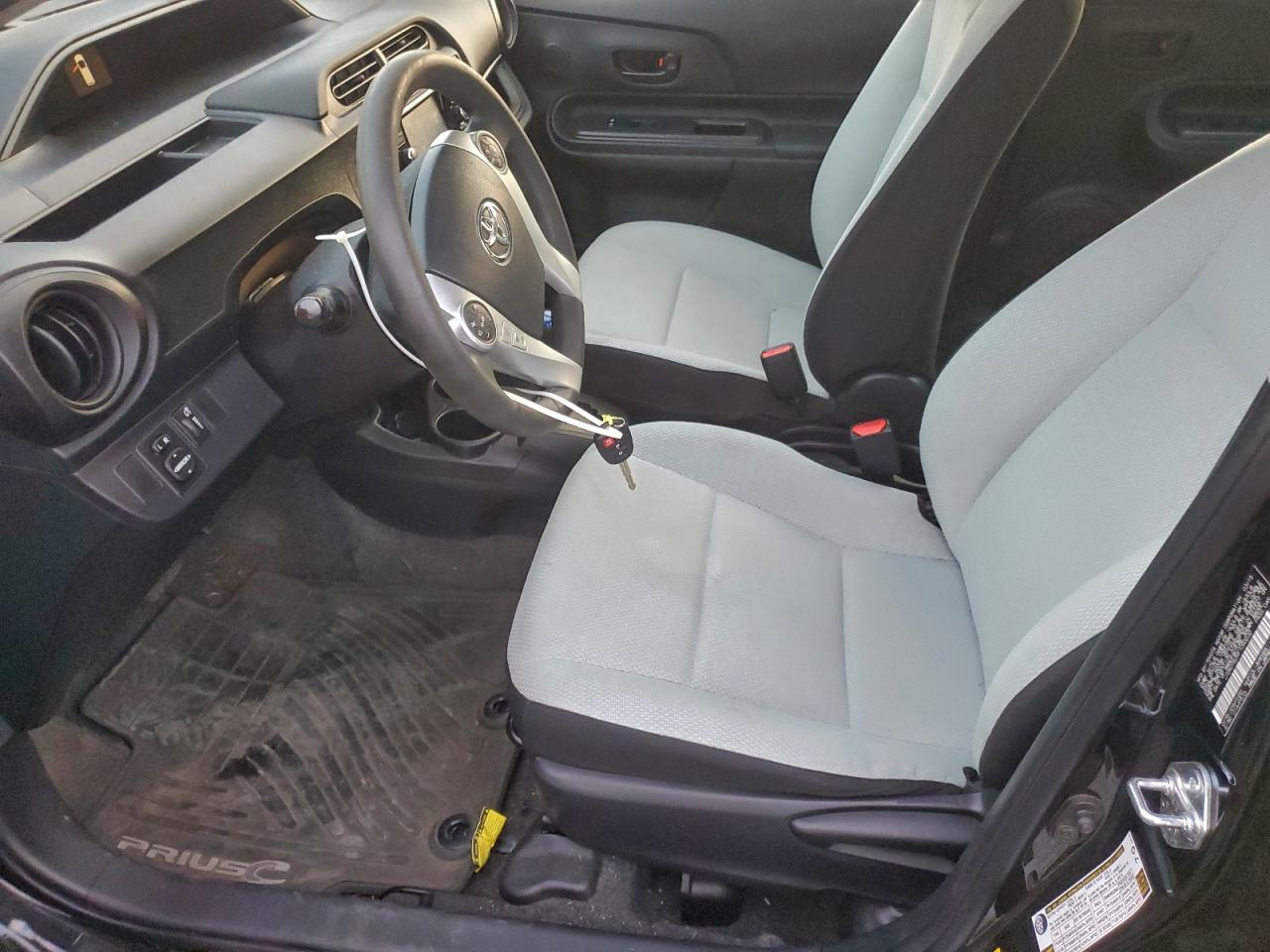 2015 TOYOTA PRIUS C photo 7