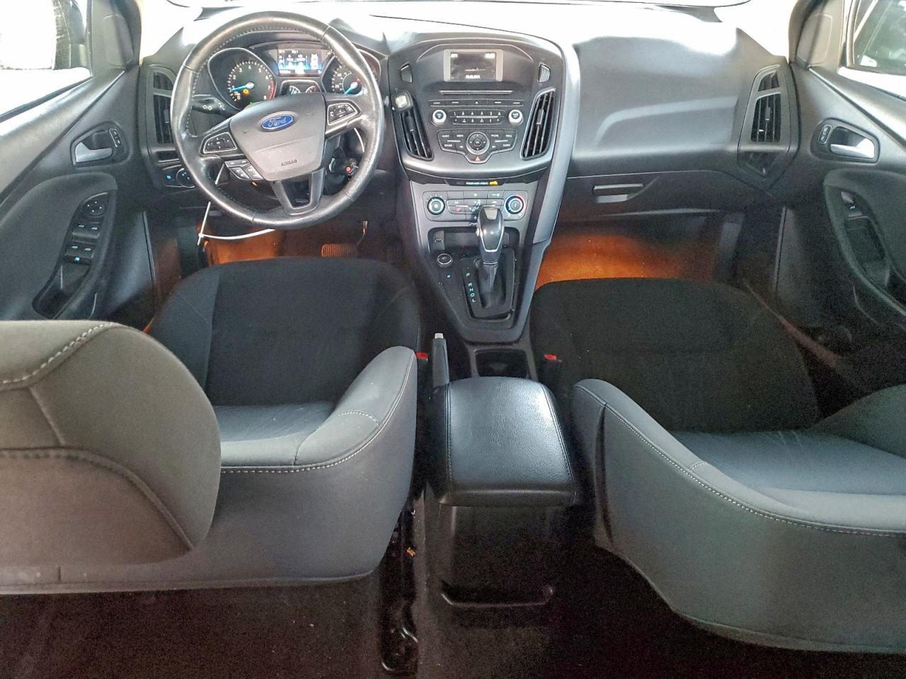 2015 FORD FOCUS SE photo 8