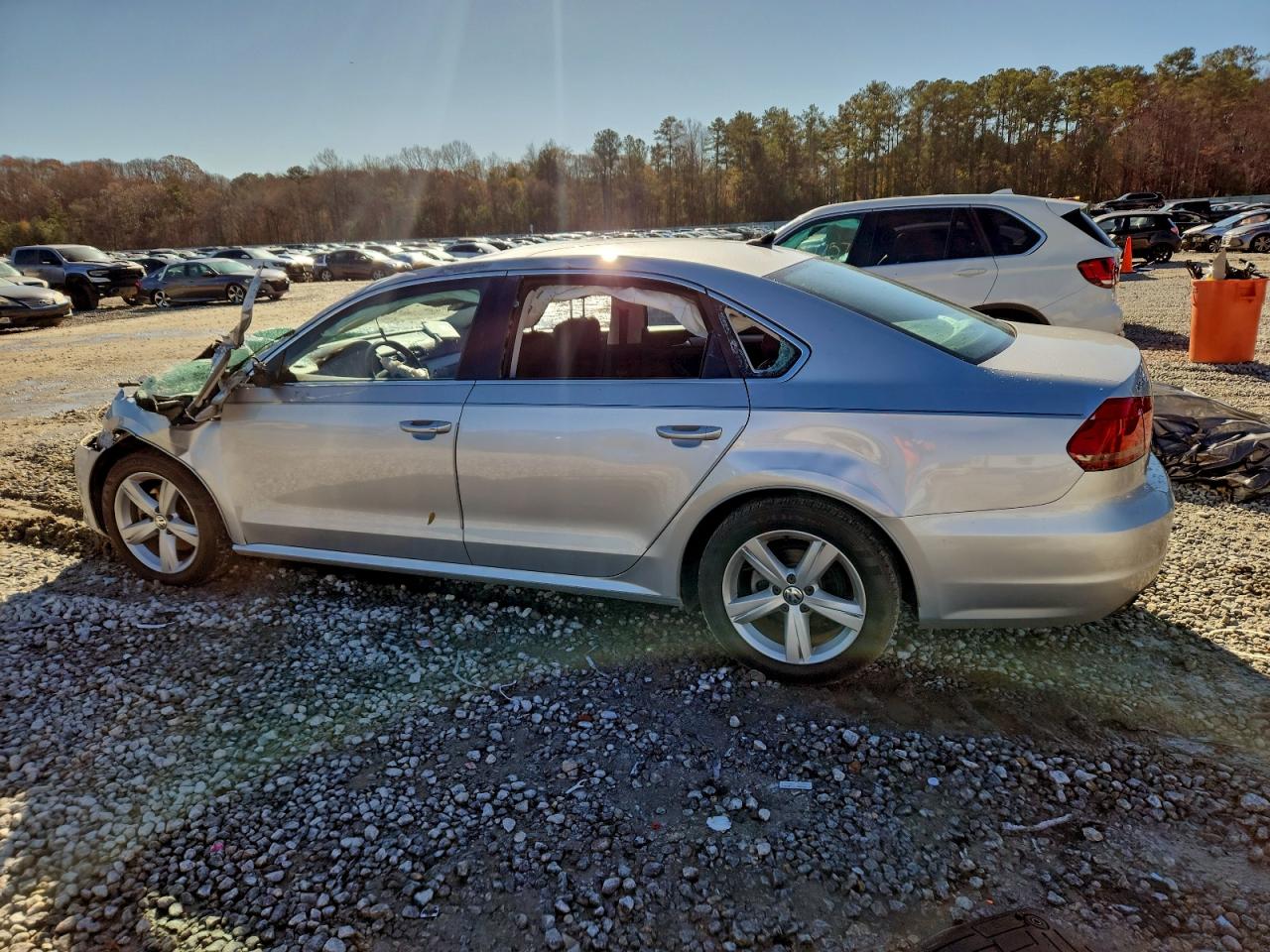 2015 VOLKSWAGEN PASSAT S photo 2