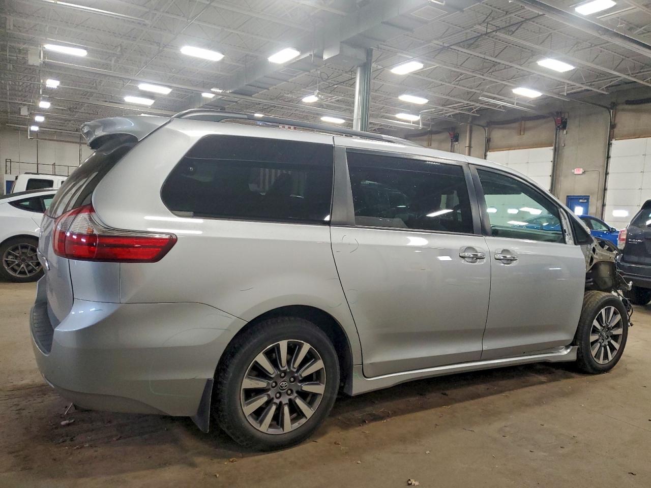 2020 TOYOTA SIENNA XLE photo 3