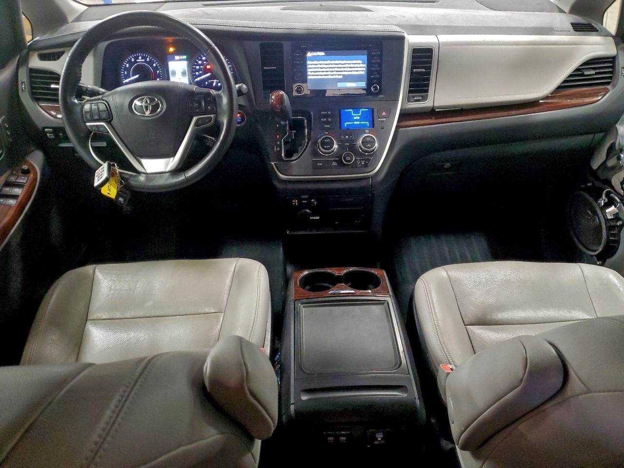 2020 TOYOTA SIENNA XLE photo 8