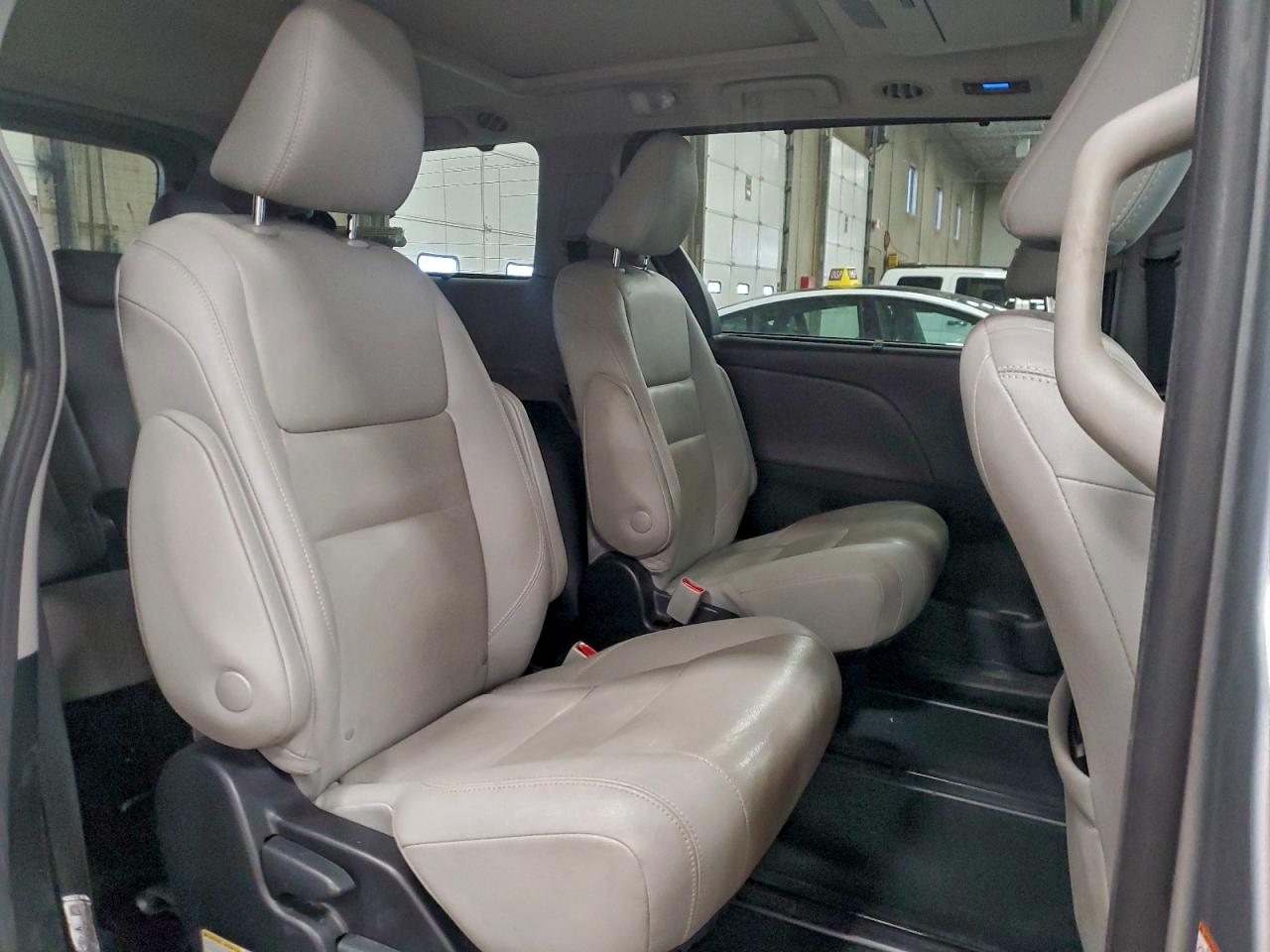 2020 TOYOTA SIENNA XLE photo 11