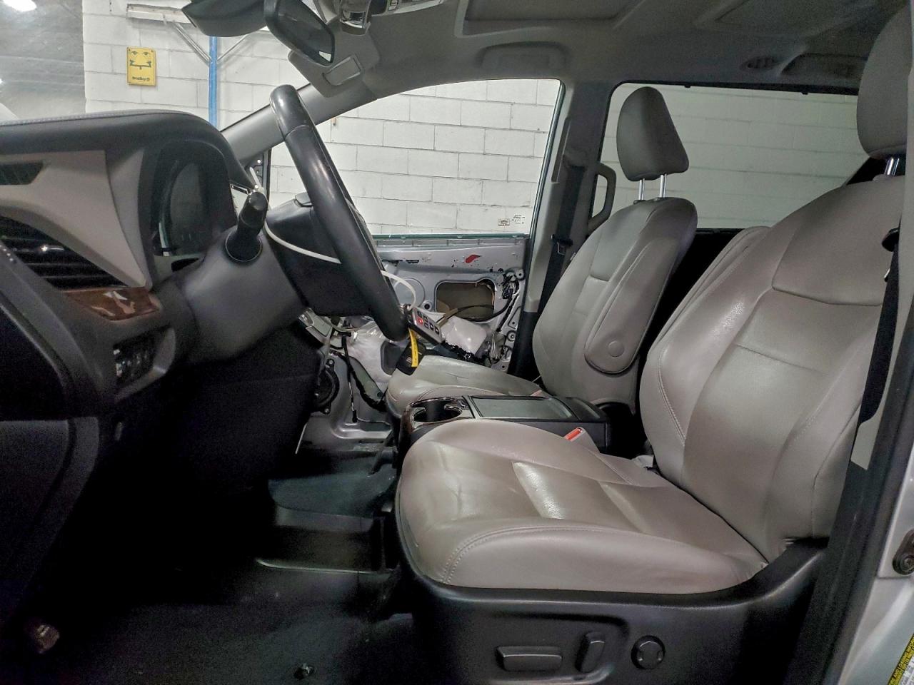 2020 TOYOTA SIENNA XLE photo 7