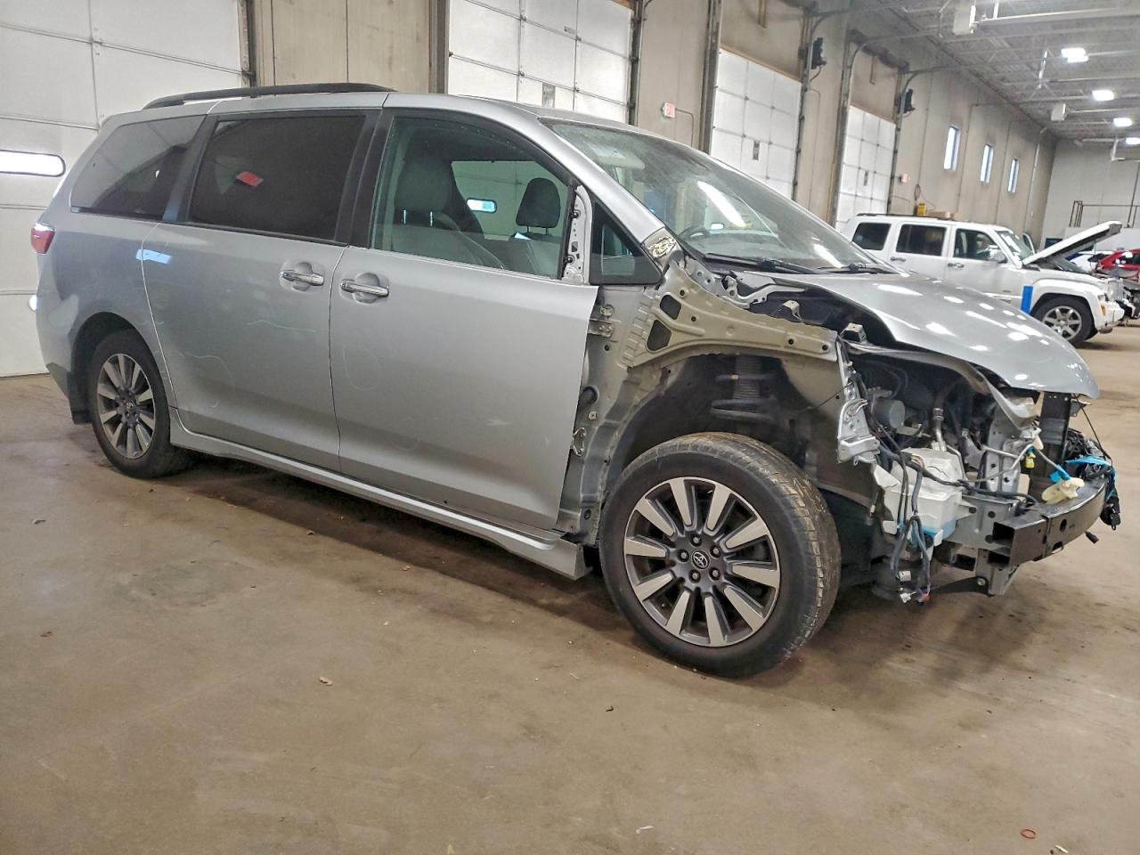2020 TOYOTA SIENNA XLE photo 4