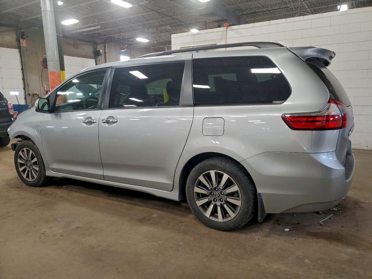 2020 TOYOTA SIENNA XLE photo 2