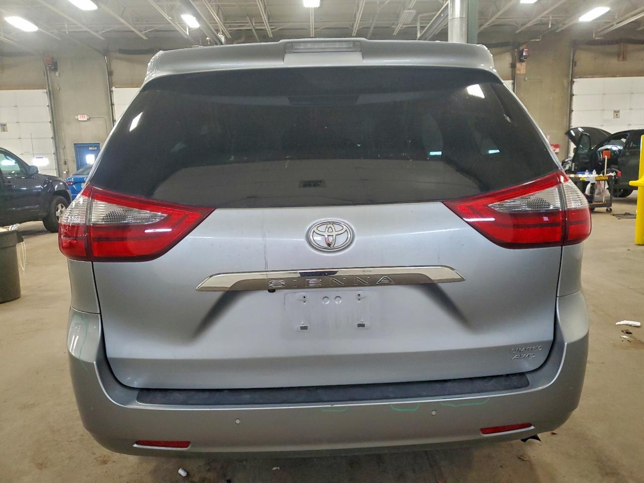 2020 TOYOTA SIENNA XLE photo 6