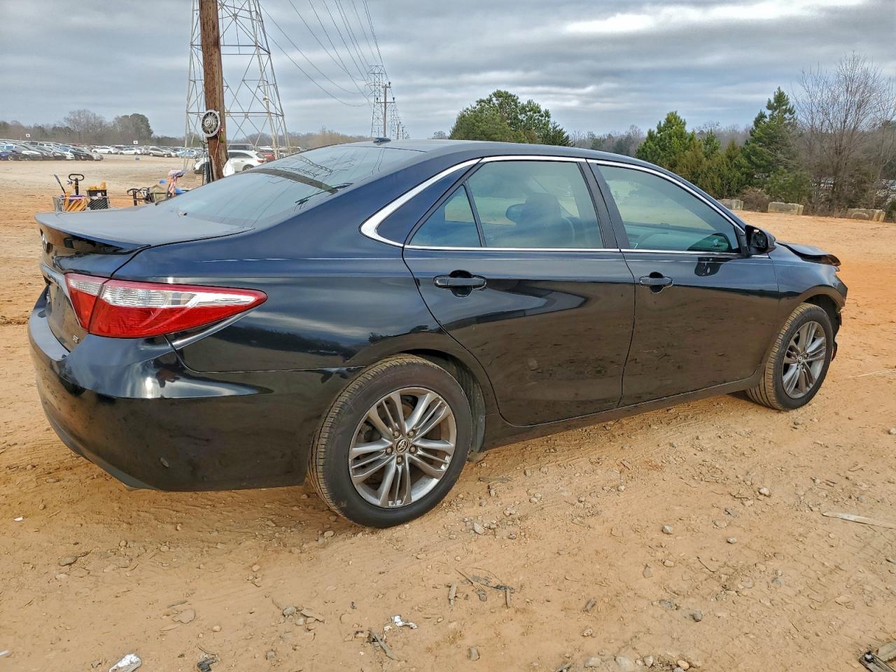 2016 TOYOTA CAMRY LE photo 3