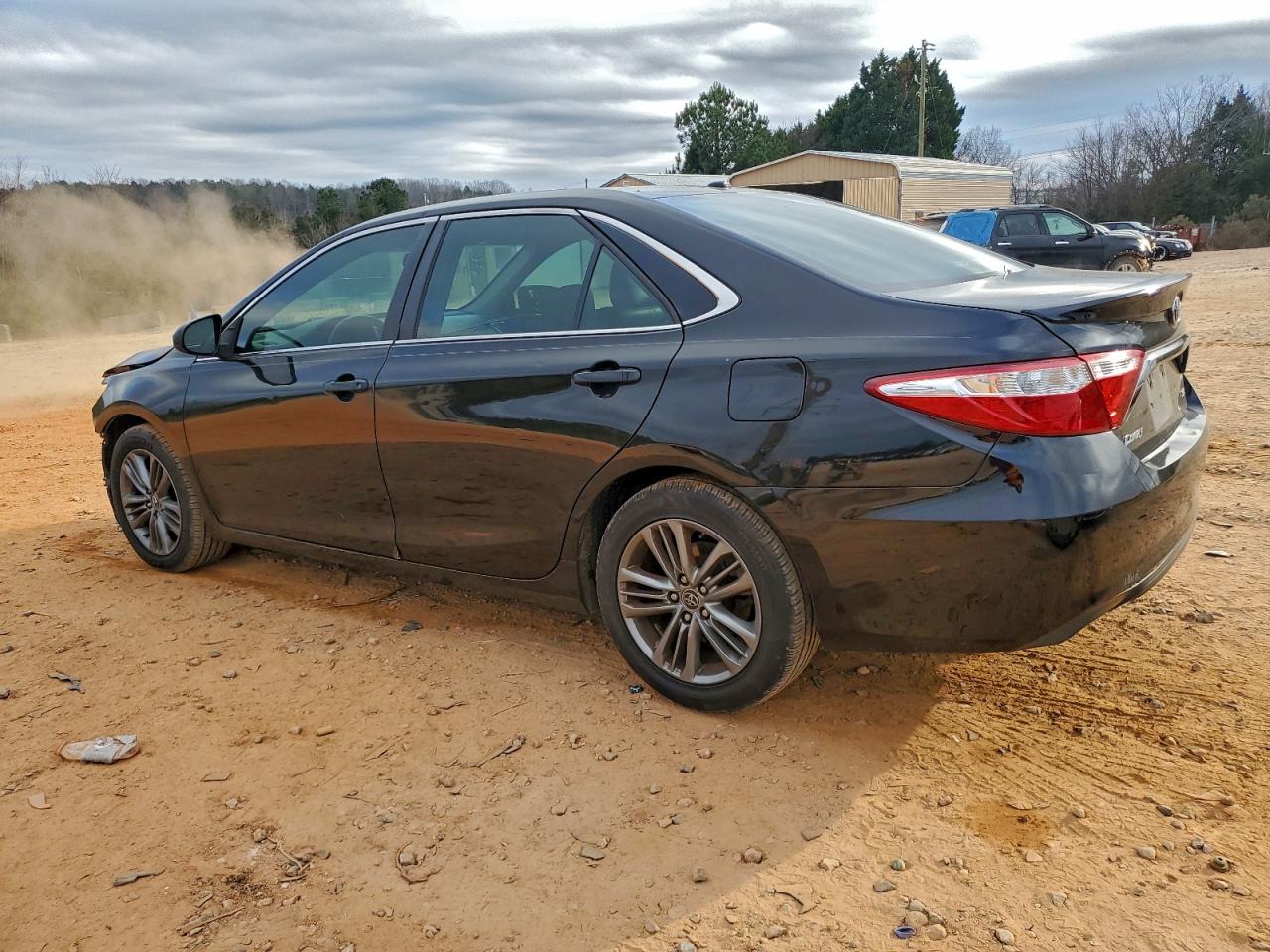 2016 TOYOTA CAMRY LE photo 2