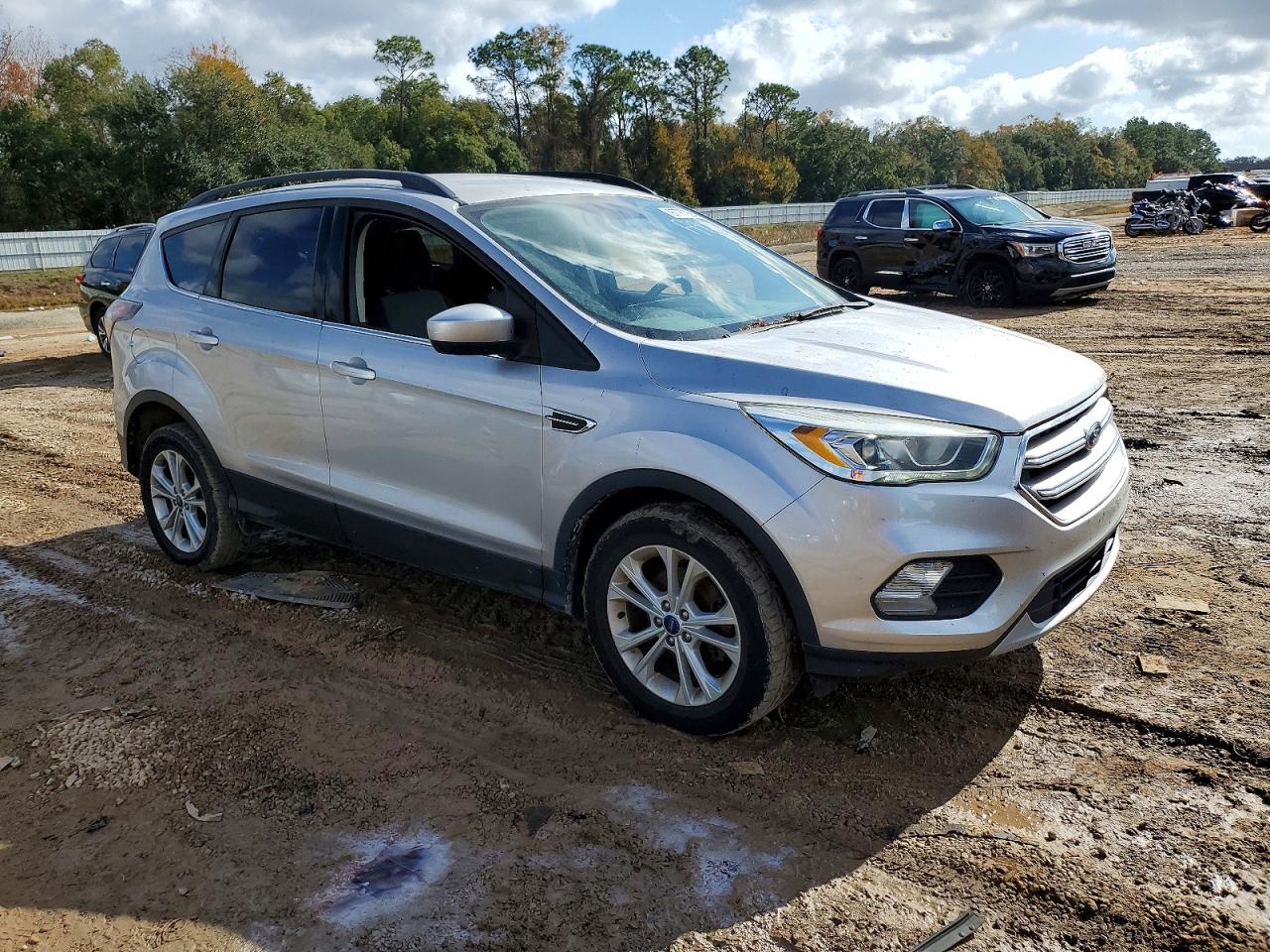 2017 FORD ESCAPE SE photo 4
