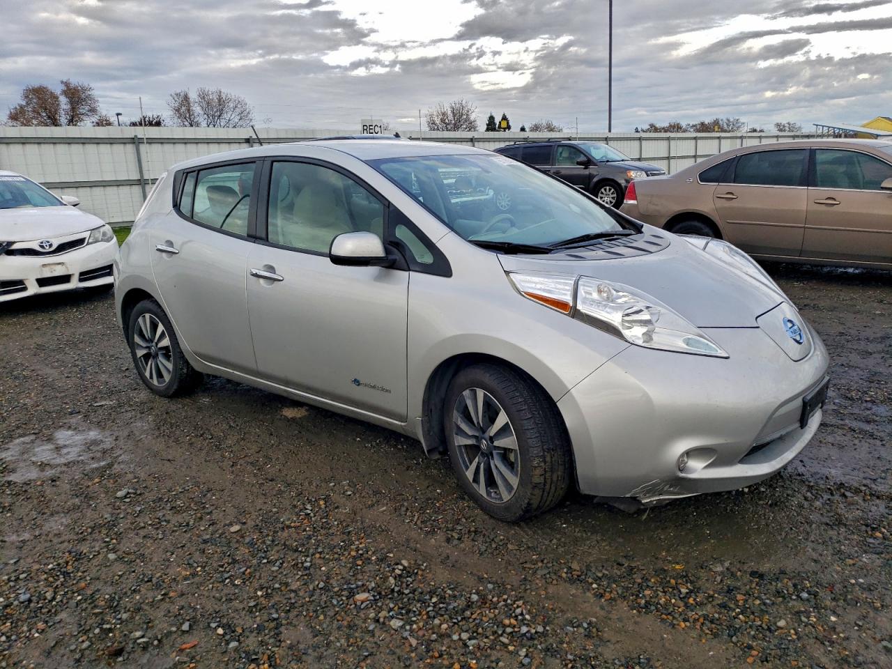 2017 NISSAN LEAF S photo 4