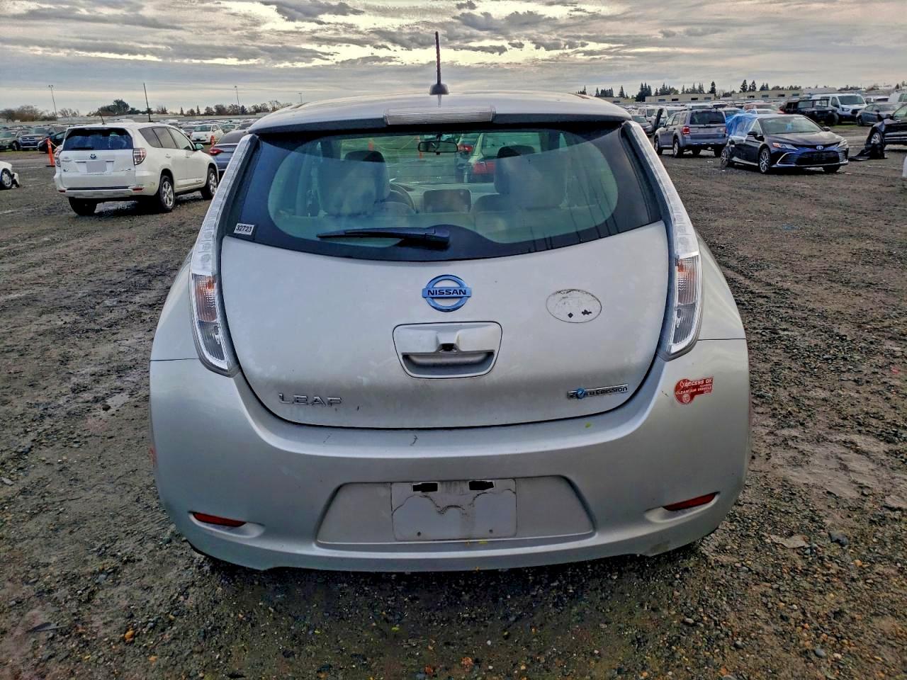 2017 NISSAN LEAF S photo 6