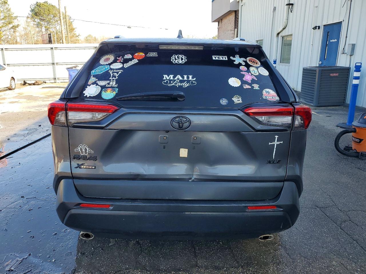 2021 TOYOTA RAV4 XLE photo 11