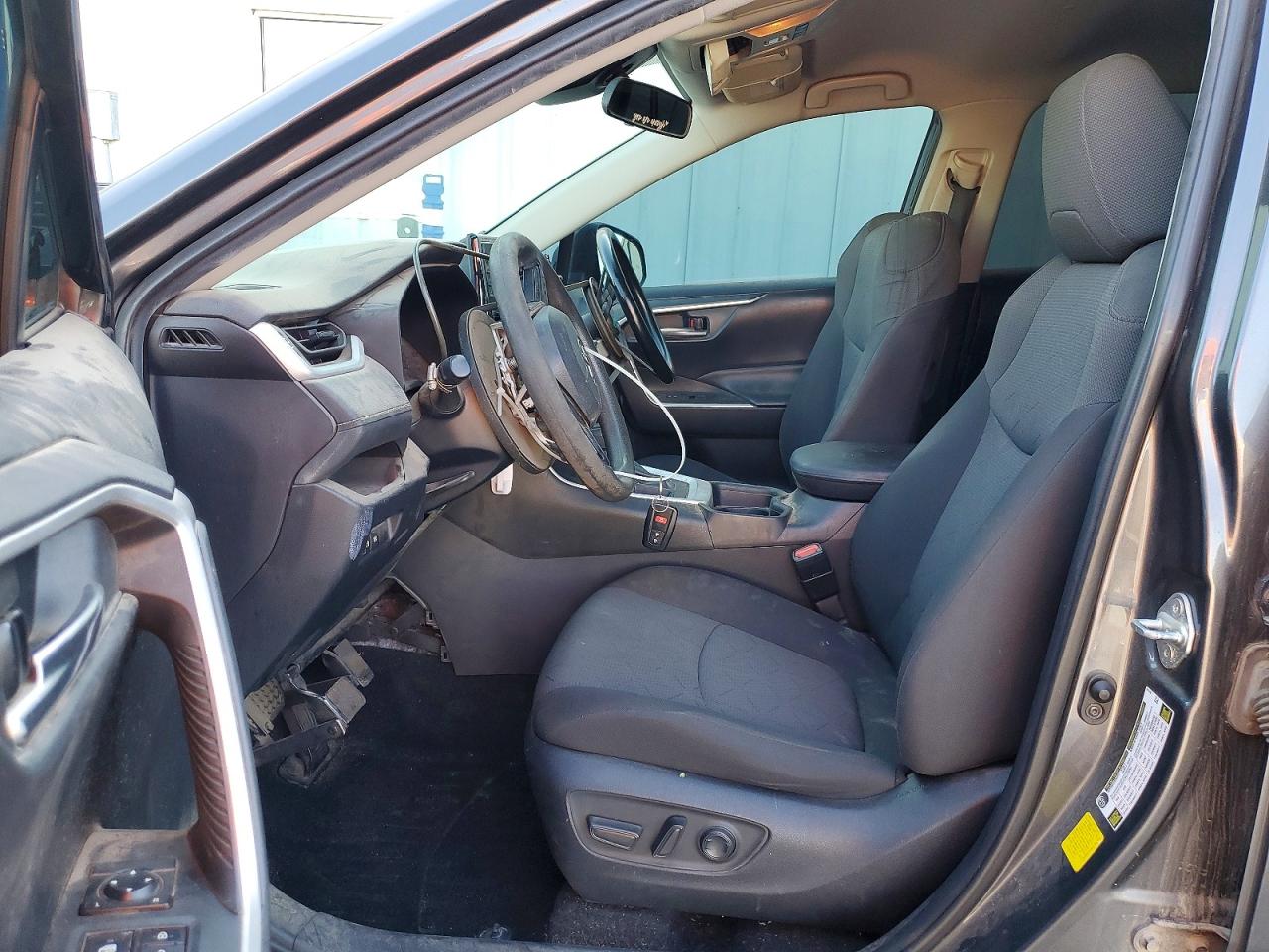 2021 TOYOTA RAV4 XLE photo 13