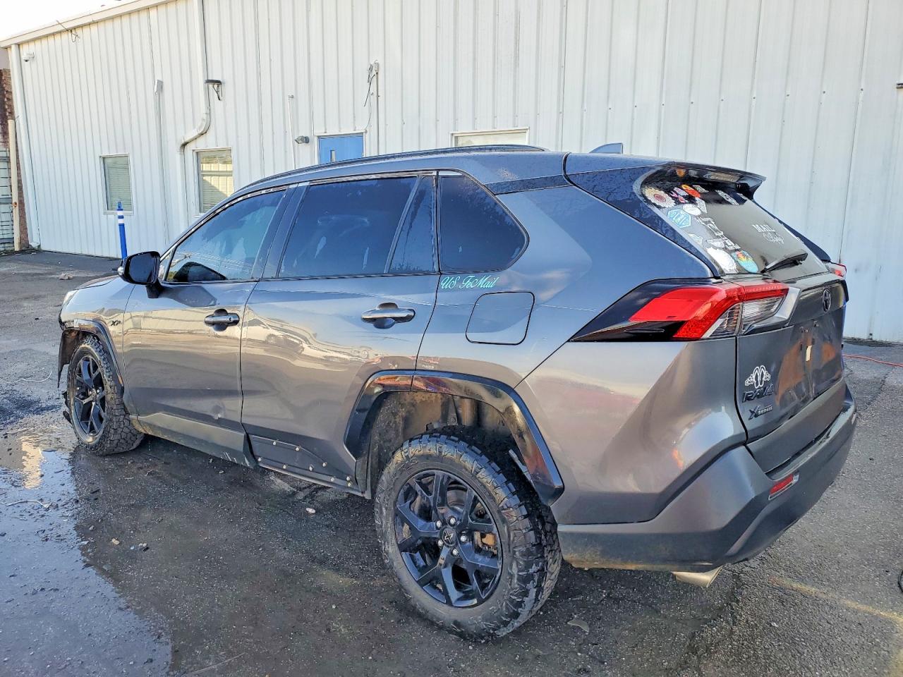 2021 TOYOTA RAV4 XLE photo 3