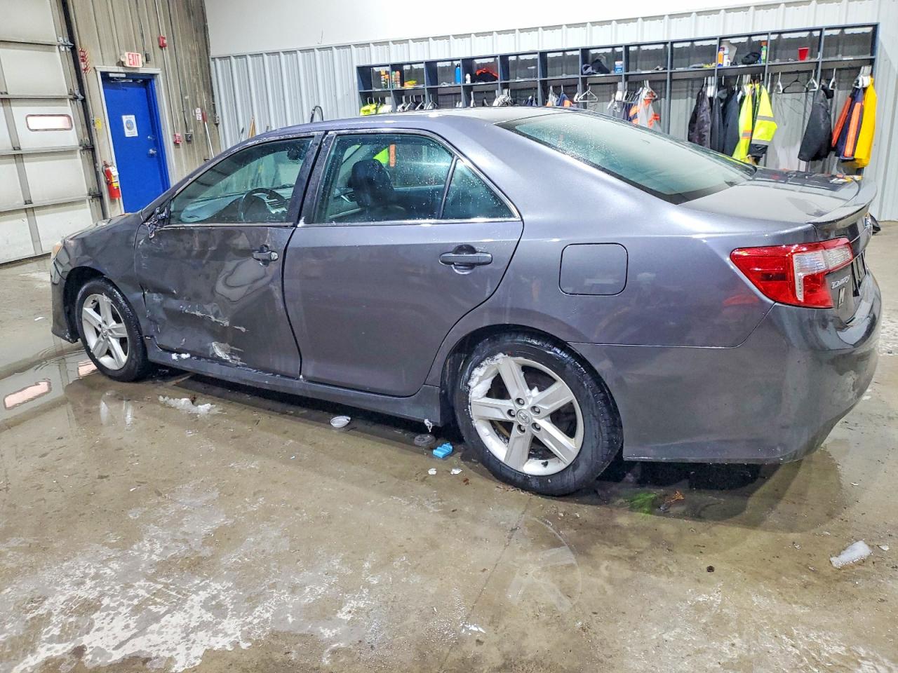 2014 TOYOTA CAMRY SE photo 3
