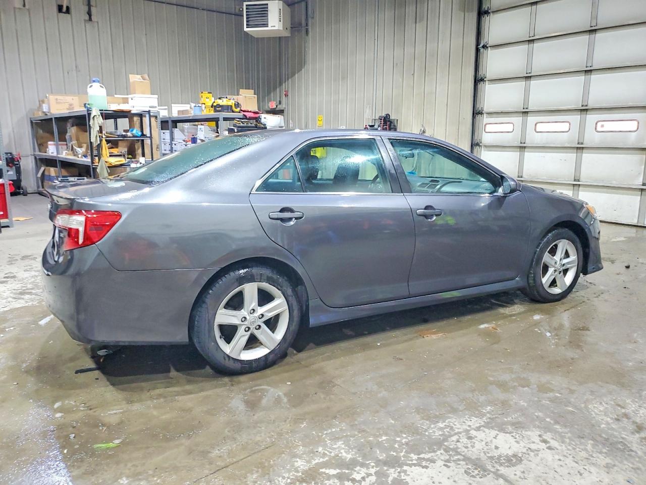 2014 TOYOTA CAMRY SE photo 5