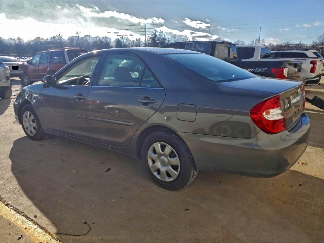 2004 TOYOTA CAMRY LE photo 3