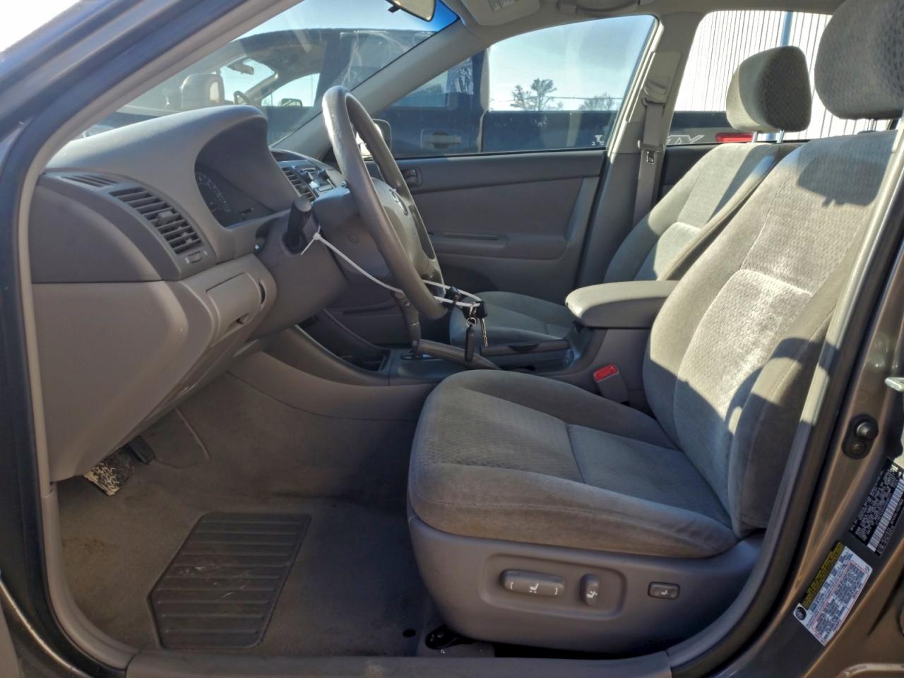 2004 TOYOTA CAMRY LE photo 13