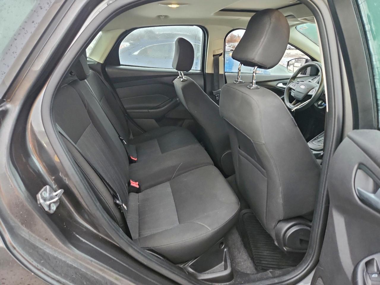 2015 FORD FOCUS SE photo 10
