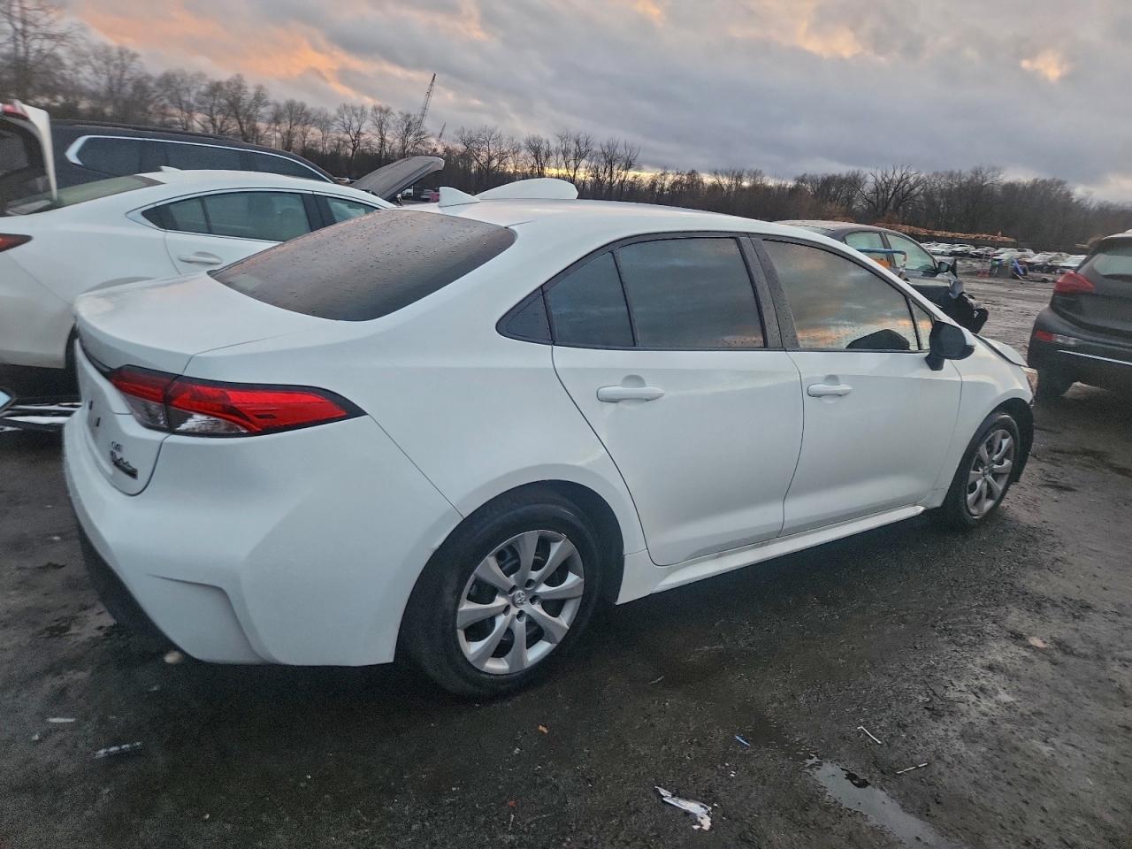 2025 TOYOTA COROLLA LE photo 3