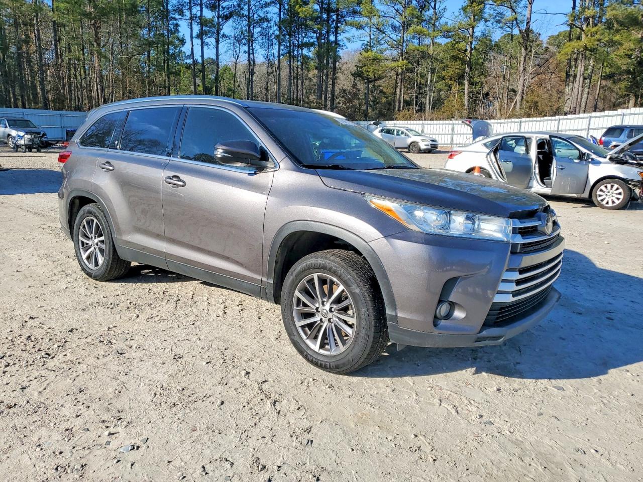 2019 TOYOTA HIGHLANDER SE photo 4