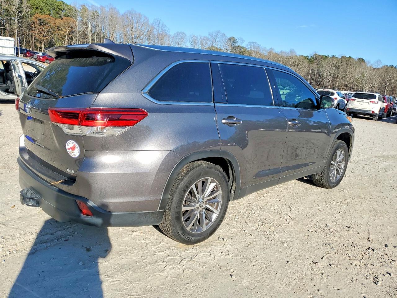 2019 TOYOTA HIGHLANDER SE photo 3