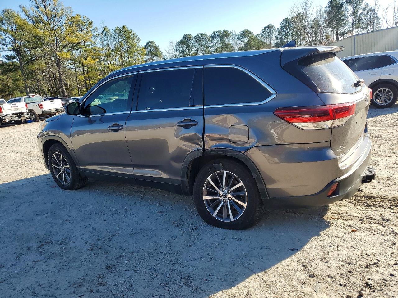2019 TOYOTA HIGHLANDER SE photo 2