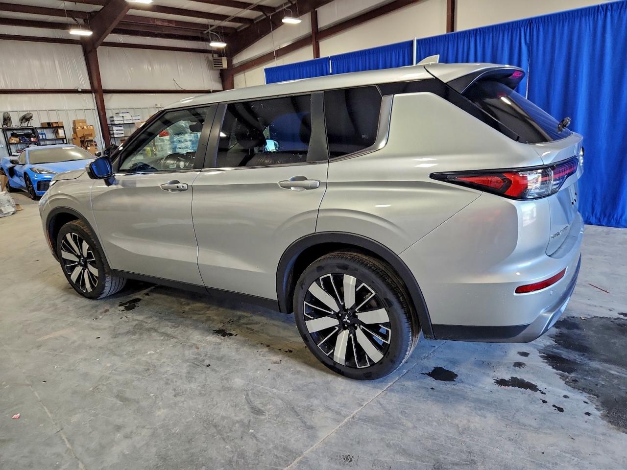 2025 MITSUBISHI OUTLANDER SE photo 4