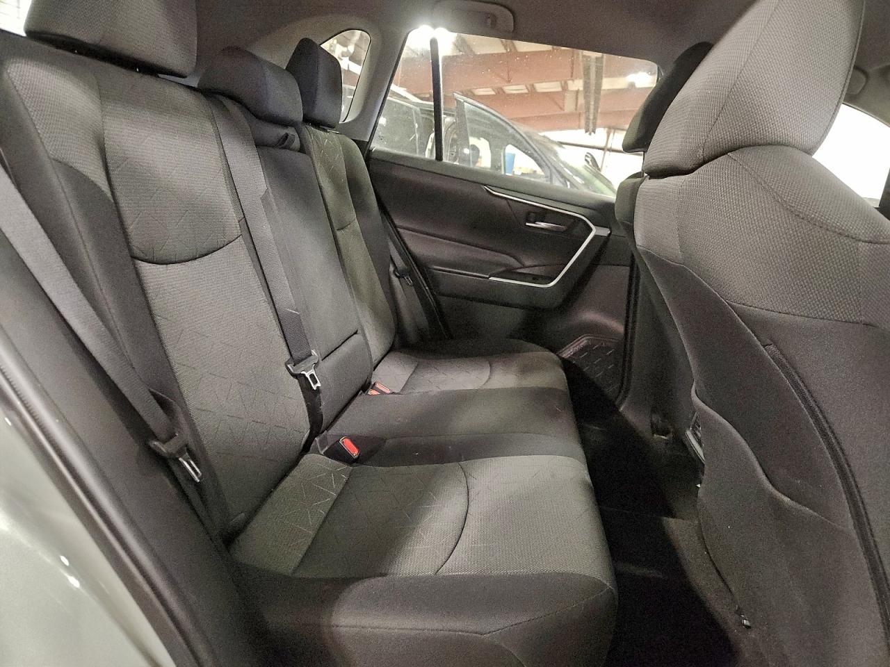 2021 TOYOTA RAV4 XLE photo 21