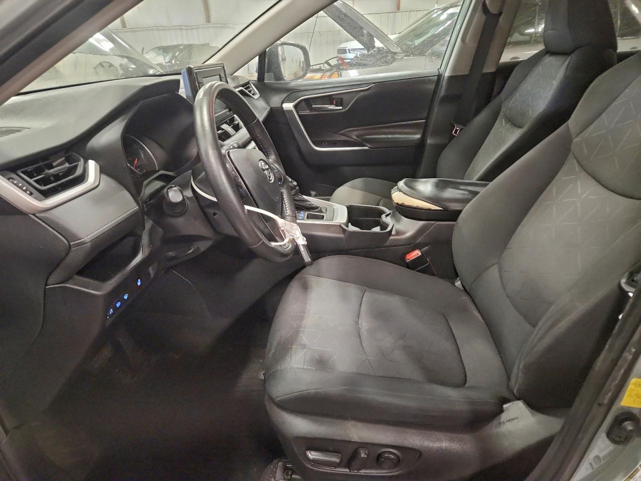 2021 TOYOTA RAV4 XLE photo 13