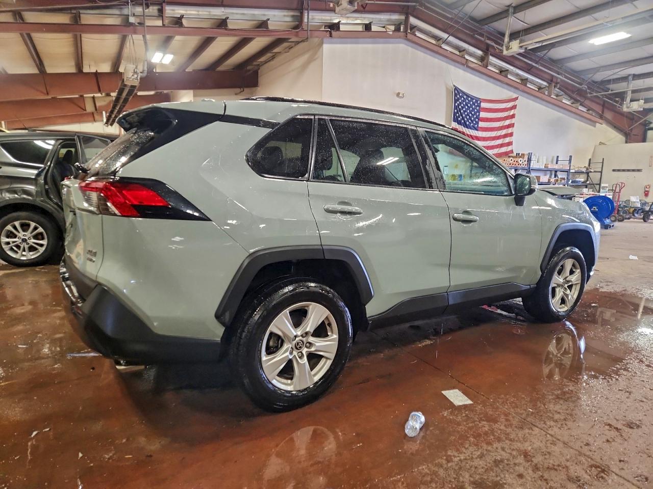 2021 TOYOTA RAV4 XLE photo 5