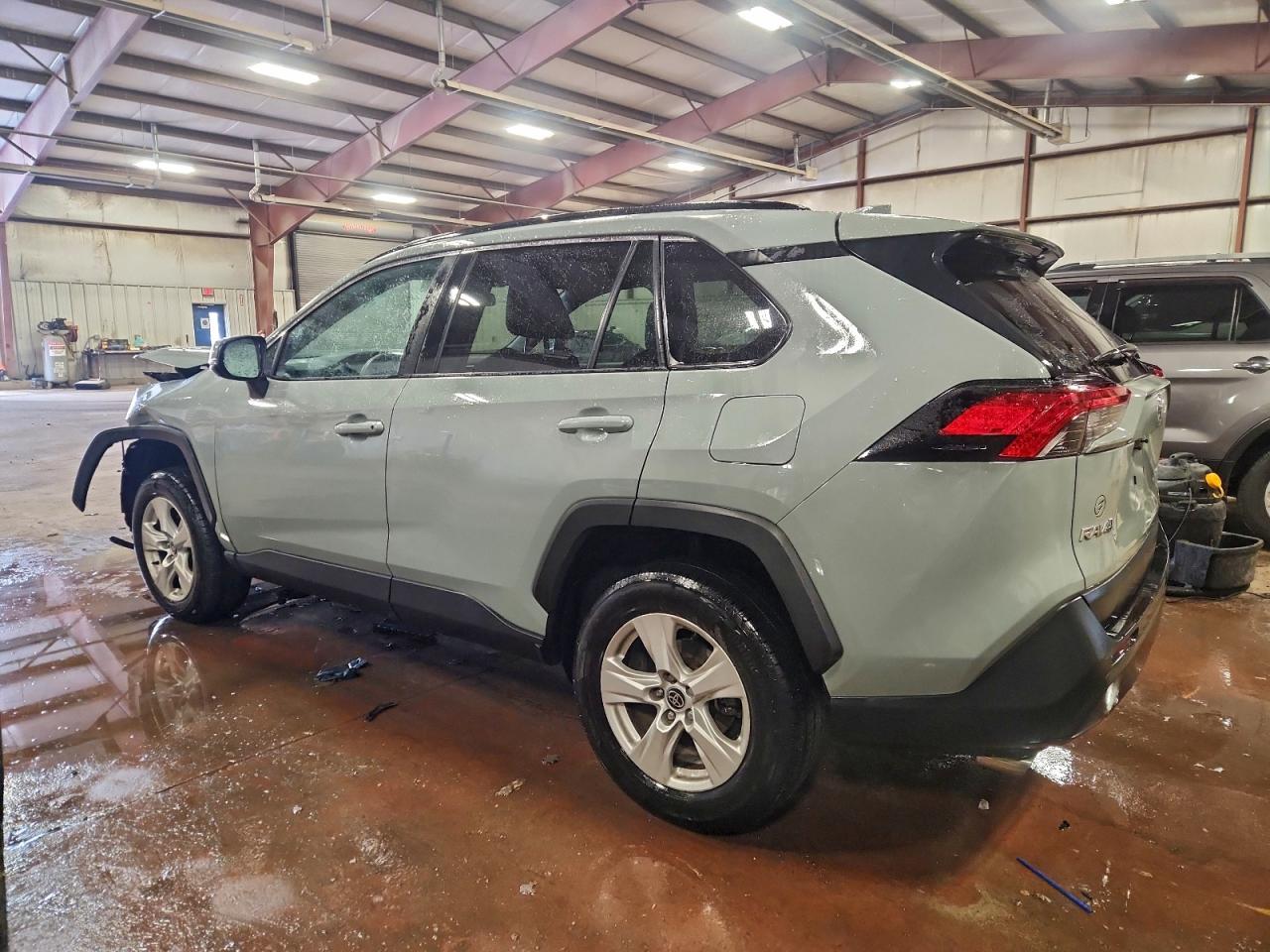 2021 TOYOTA RAV4 XLE photo 3