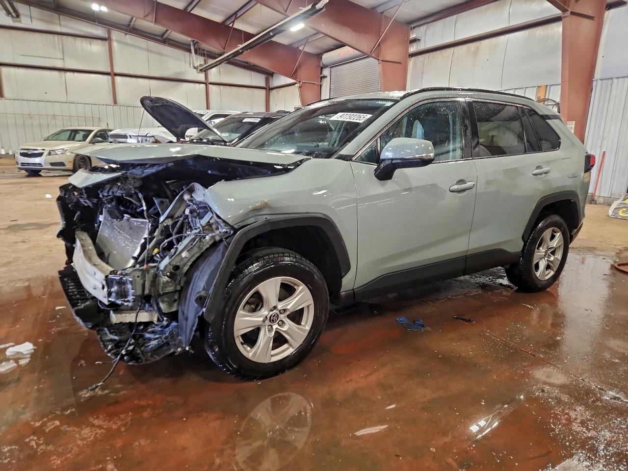 2021 TOYOTA RAV4 XLE photo 2