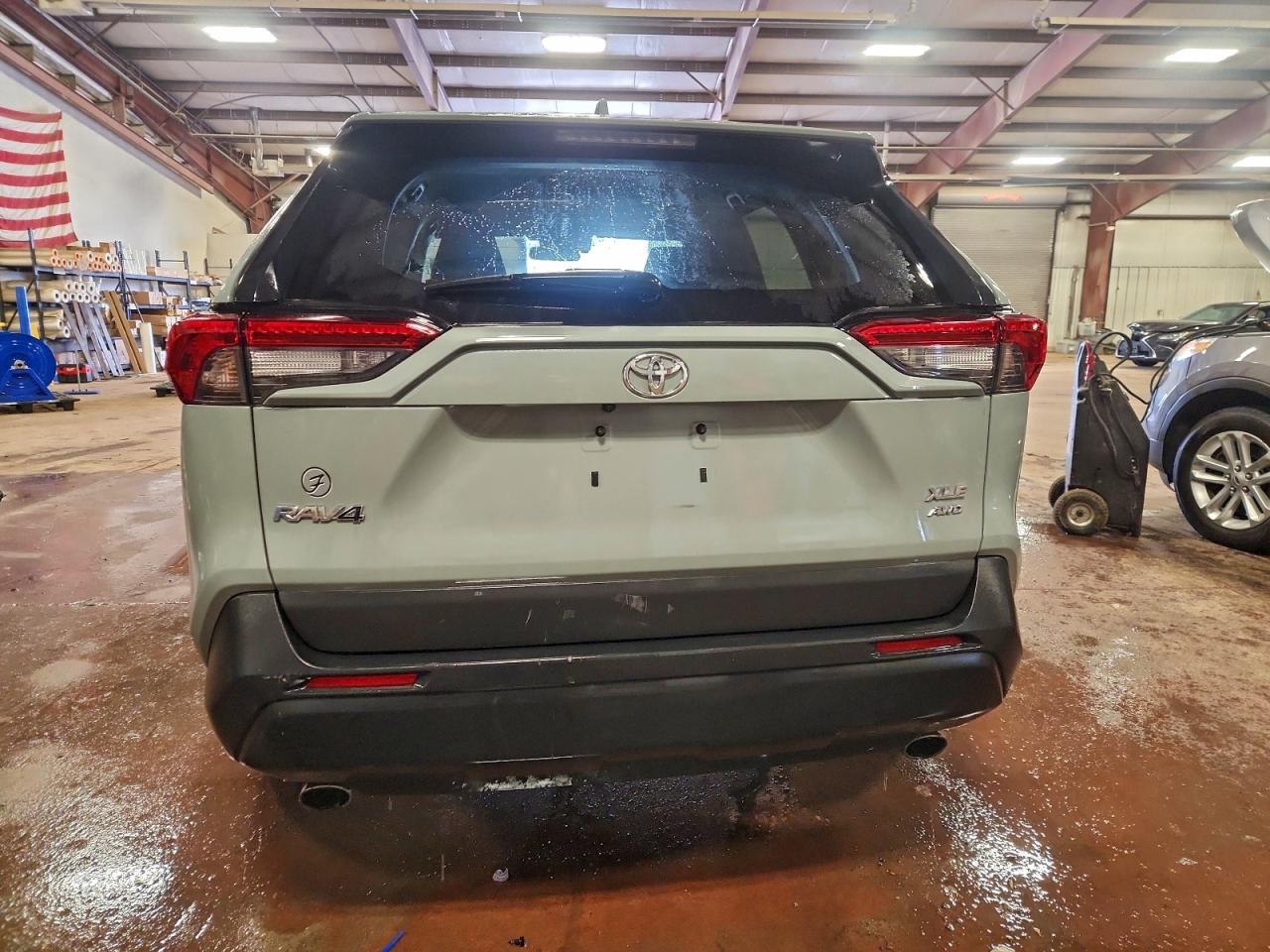 2021 TOYOTA RAV4 XLE photo 11