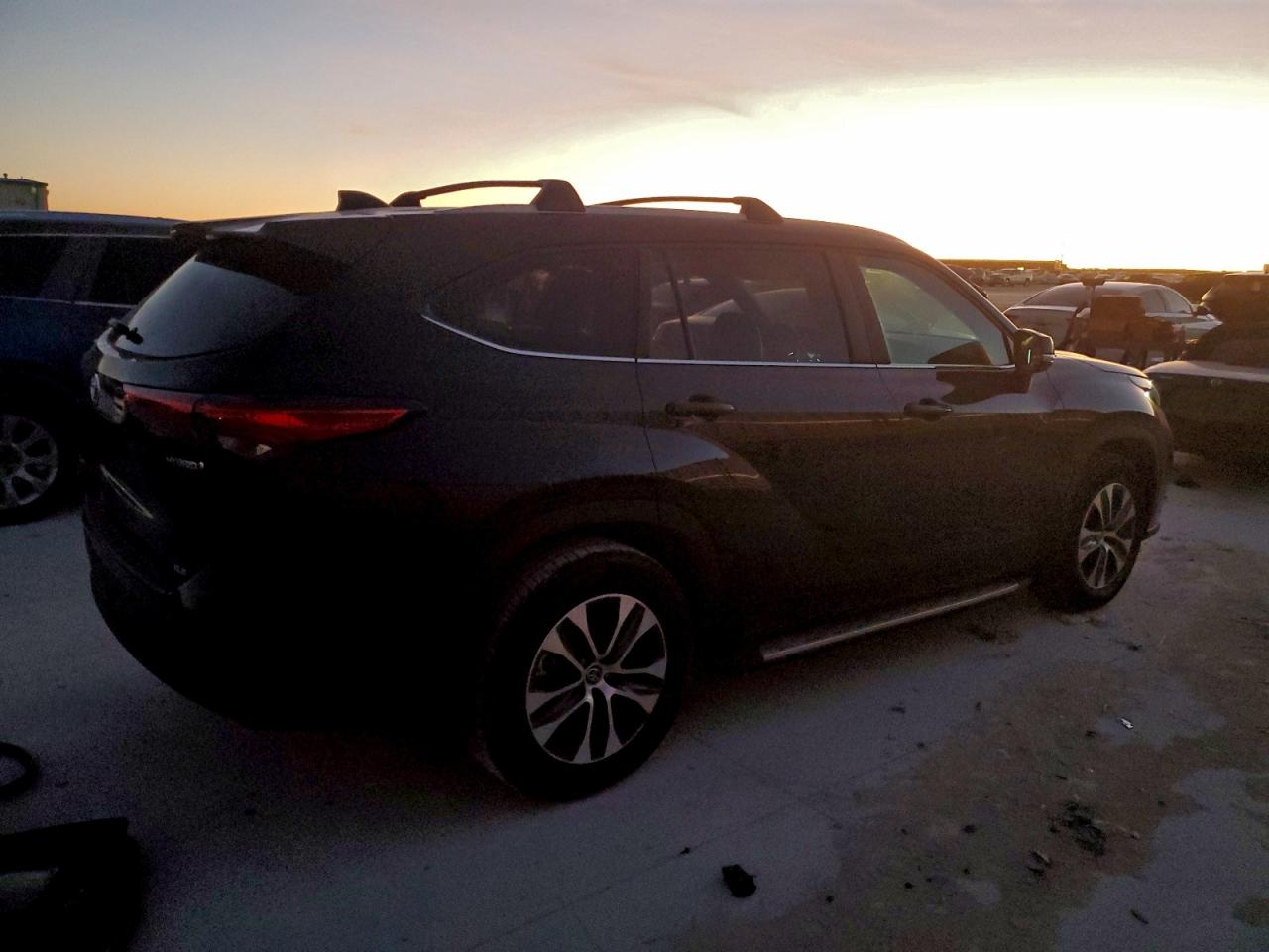 2023 TOYOTA HIGHLANDER HYBRID XLE photo 3