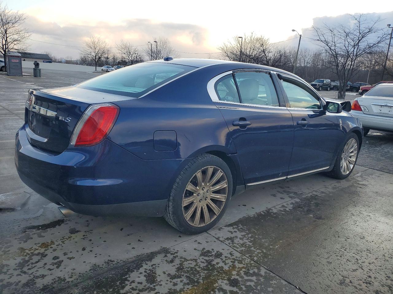 2011 LINCOLN MKS photo 3