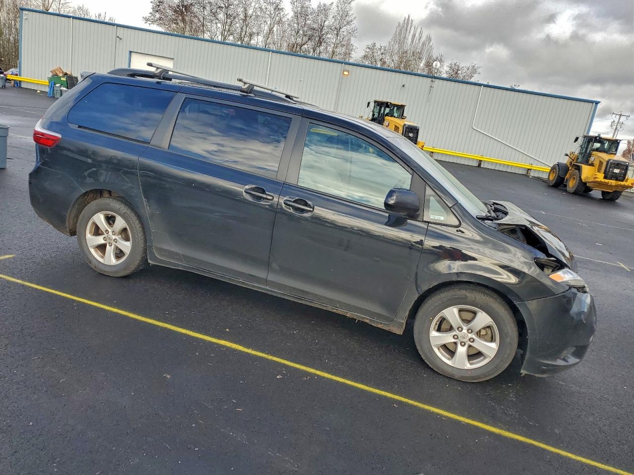 2015 TOYOTA SIENNA LE photo 4