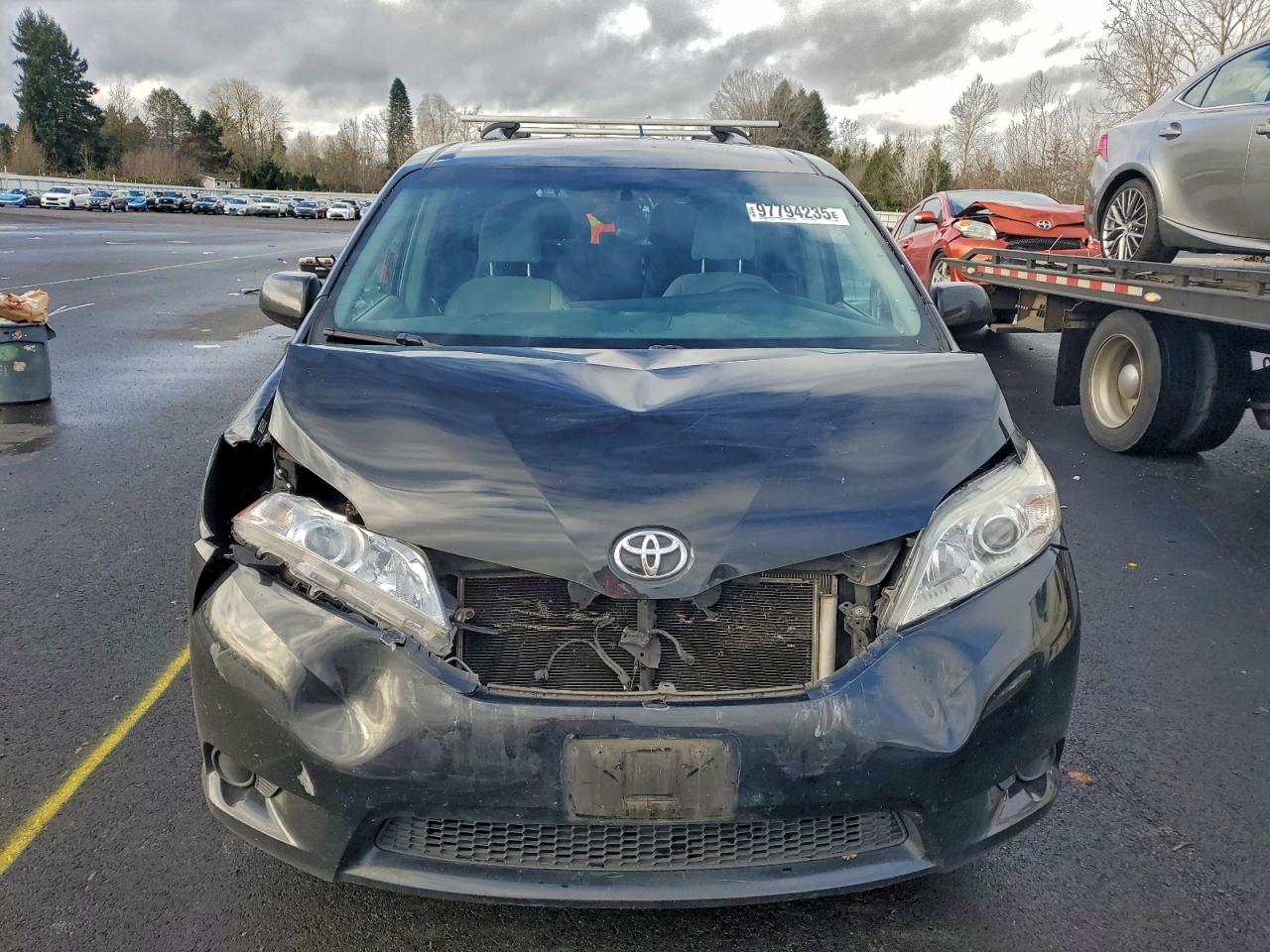 2015 TOYOTA SIENNA LE photo 5