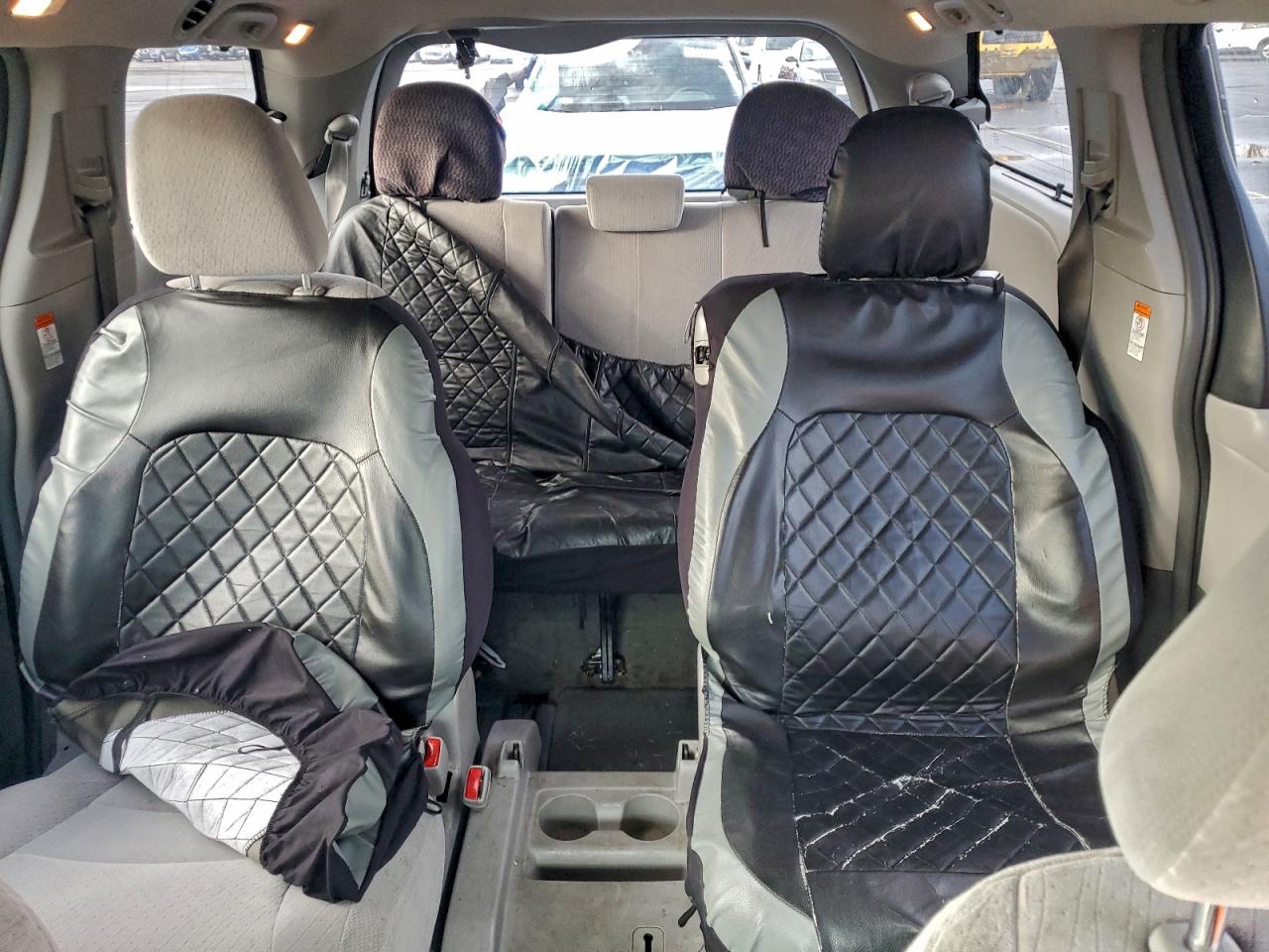 2015 TOYOTA SIENNA LE photo 10