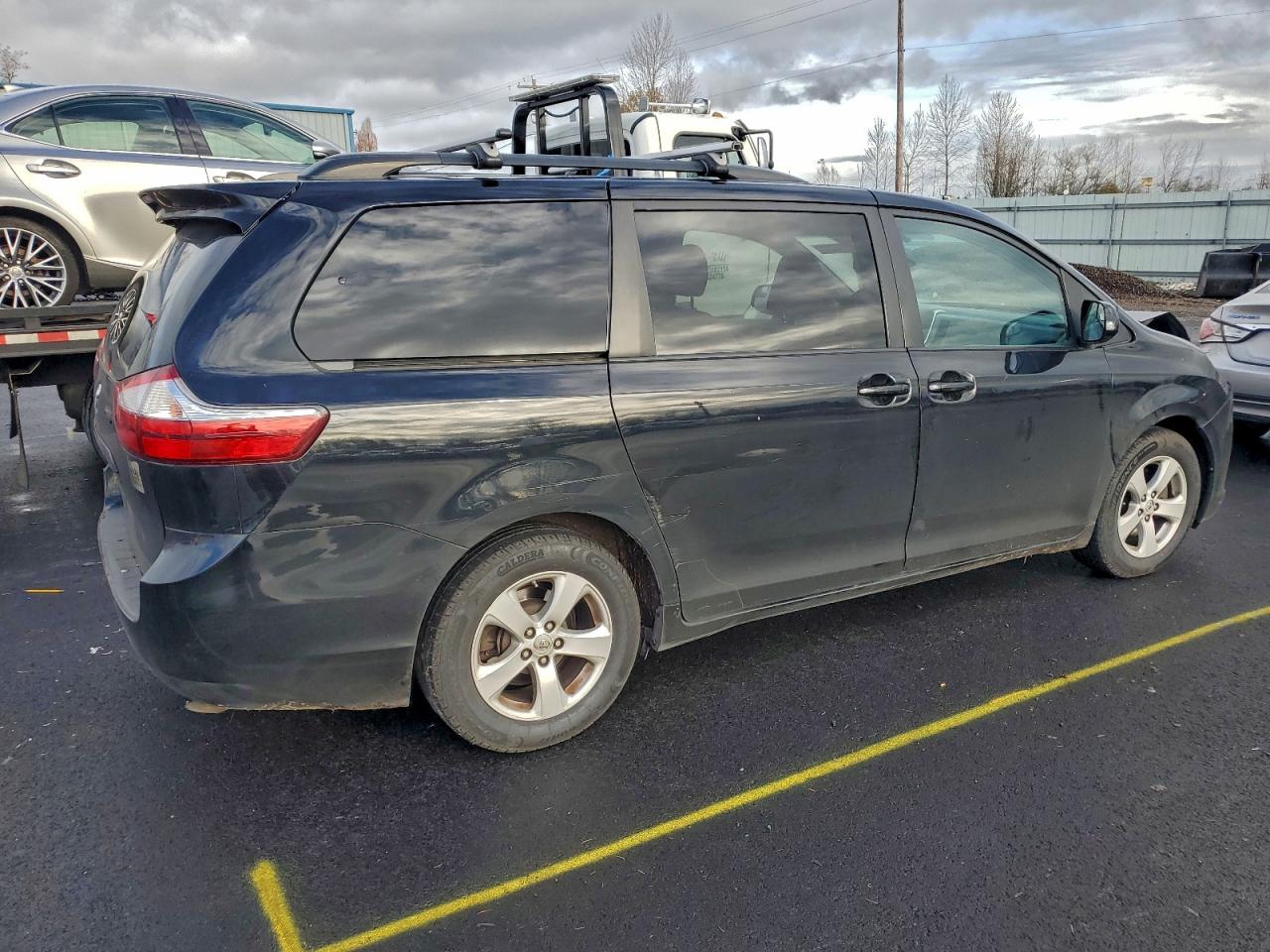 2015 TOYOTA SIENNA LE photo 3