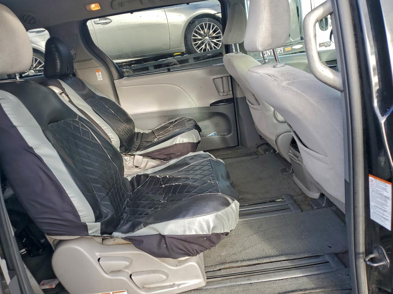 2015 TOYOTA SIENNA LE photo 11