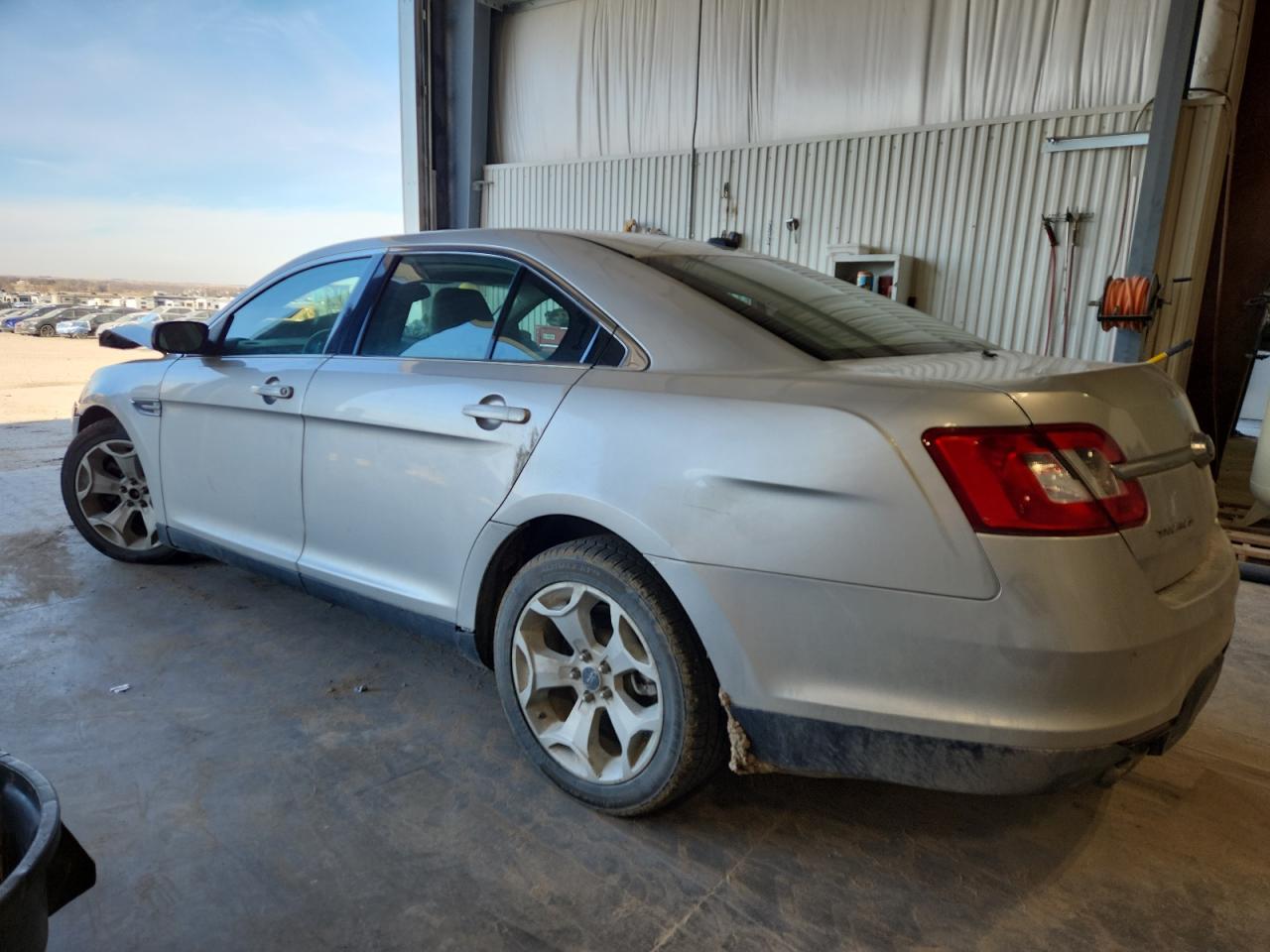 2011 FORD TAURUS SEL photo 2